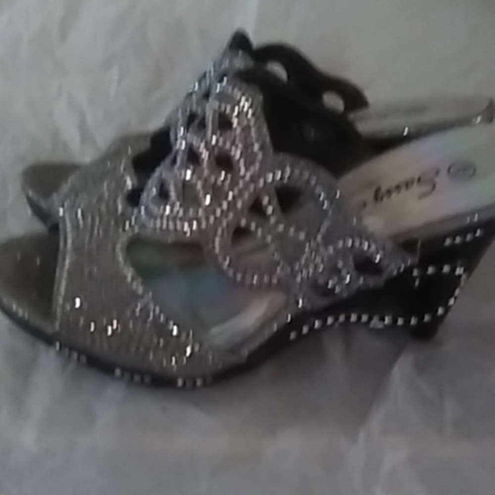 New open toes sandals. Brand Sassy Sexy. Color black glitter. Size 6 Elegant
